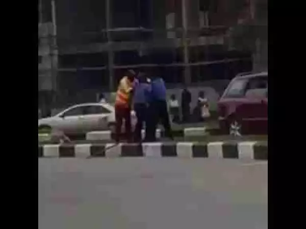 Policeman And LASTMA Officer Spotted Fighting In Lekki (Watch Video)